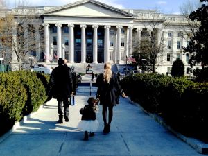 Beyonce-walking-up-to-the-White-House-with-Blue-Ivy