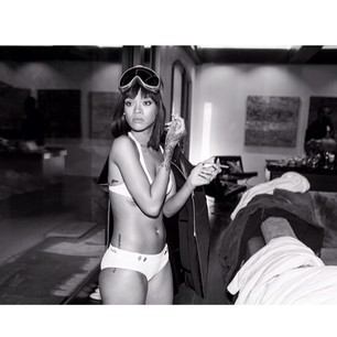 RIHANNA SHARES SEXY BIRTHDAY HOT TUB PICS