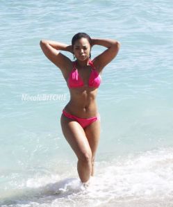 Ashanti-shows-off-her-bikini-body-on-the-beach