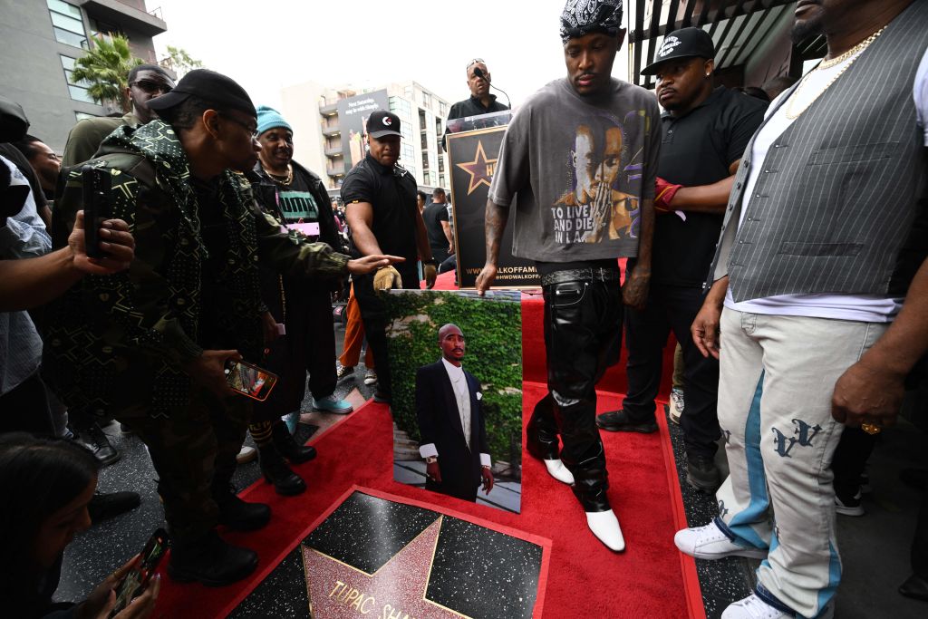 US-ENTERTAINMENT-MUSIC-HWOF-TUPAC